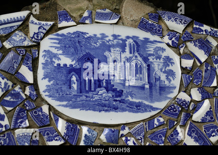 Detail von Broken china Stücke an der kleinen Kapelle auf Guernsey Stockfoto