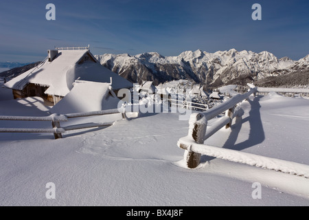 Hirten Häuser mit Blick auf die Steiner Alpen in Velika Planina, Slowenien. Stockfoto