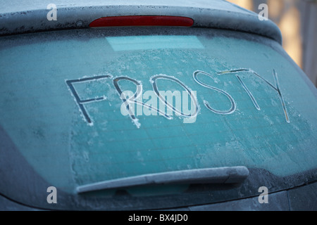 Die gefrostete Windschutzscheibe eines Autos an einem Wintermorgen. Eine  Schutzmatte schützt vor Frost an der Windschutzscheibe Stockfotografie -  Alamy