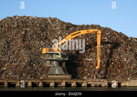 Kran steht neben einem Haufen Schrott in Liverpool Docks, UK Stockfoto