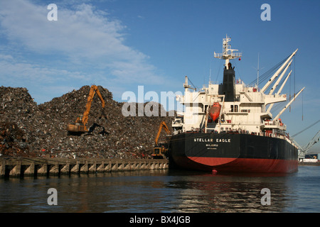 Das Frachtschiff "Stellar Adler" geladen mit Böschung Metall in Liverpool Docks, UK Stockfoto