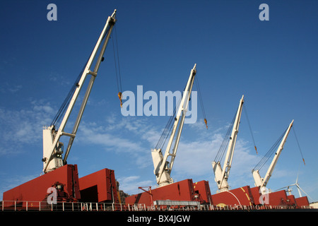 Krane auf dem Cargo Schiff "Stellar Adler", Liverpool Docks, UK Stockfoto