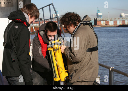 Meeresforscher Wasser Probenahme In Liverpool Docks, UK Stockfoto