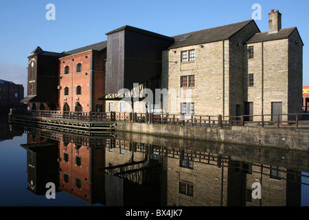 Reflexion von Wigan Pier In der Leeds - Liverpool Kanal, UK Stockfoto