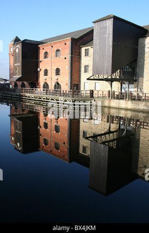 Reflexion von Wigan Pier In der Leeds - Liverpool Kanal, UK Stockfoto