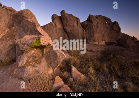 30 Millionen Jahren aus vulkanischer Asche gebildet dominieren vor, einzigartige monolithischen Felsformationen der Stadt von Felsen State Park in New Mexico, USA. Stockfoto