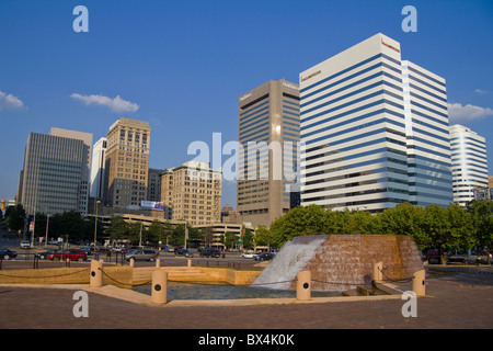Wolkenkratzer und Brunnen in der Innenstadt von Richmond, Virginia, USA Stockfoto