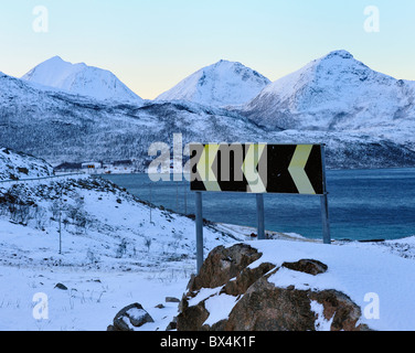 Verkehrszeichen auf kurvigen, engen Winter Straße in Nord-Norwegen. Stockfoto