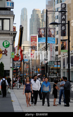 Urbane Dichte, unterwegs an einem sonnigen Tag am Yonge-Dundas Square, Toronto, Kanada. Stockfoto