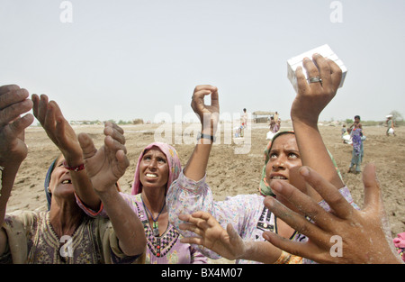 Verteilung der Erleichterung liefert für Flutopfer, Shadhat Kot, Pakistan Stockfoto