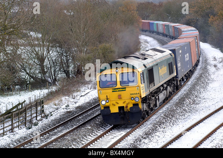Freightliner Zug im Schnee, Warwickshire, Großbritannien Stockfoto