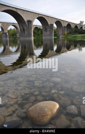 Brücken über den Fluss Ardèche in Frankreich Stockfoto