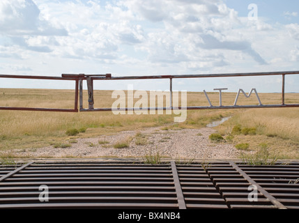 Eine Ranch Tor und Cattle Guard in einer abgelegenen Gegend von New Mexico. Stockfoto