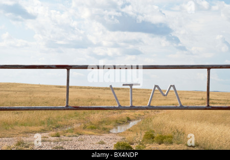 Eine Ranch Tor in einer abgelegenen Gegend von New Mexico. Stockfoto