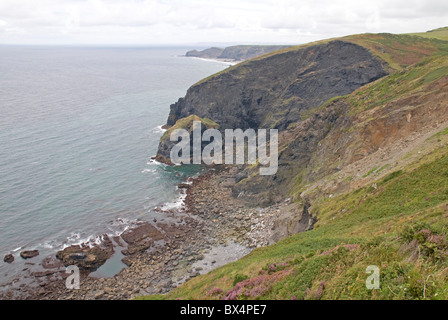 Auf dem South West Coast Path etwa drei Meilen nördlich von Boscastle in der Nähe einer Landzunge, die als Buckator bekannt Stockfoto