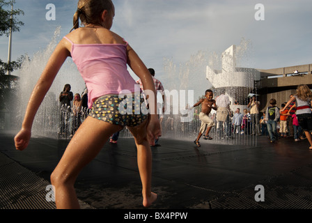 Kinder spielen im "Zimmer erscheinen" eine Wasser-Skulptur von dänische Kunst Jeppe Hein außerhalb der Hayward Gallery in London. Stockfoto