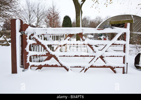 Fünf Holzbar Tor in Schnee bedeckt, Hampshire, England. Stockfoto