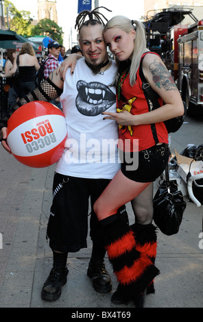 Offene Straße Porträt eines jungen Paares, die nach Toronto 2010-Pride-Parade, eine Signatur Ereignis in einer Stadt reich an Kultur. Stockfoto