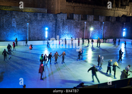 Eisbahn außerhalb des Tower of London. Hierher kommen jedes Jahr wie eine temporäre Eisbahn für die Weihnachtszeit gelegt wird. Stockfoto