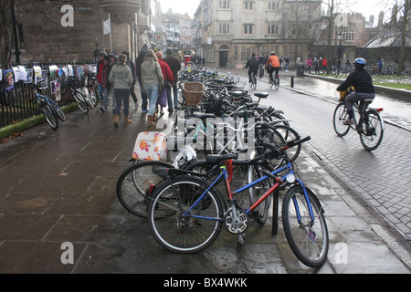 Reihe von studentischen Zyklen in Cambridge Stockfoto