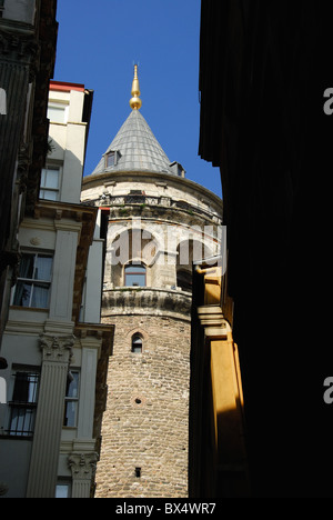 ISTANBUL, TÜRKEI. Der Galata-Turm, ein Wahrzeichen von Istanbul im Stadtteil Beyoglu der Stadt. 2010. Stockfoto