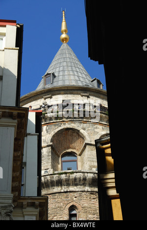 ISTANBUL, TÜRKEI. Der Galata-Turm, ein Wahrzeichen von Istanbul im Stadtteil Beyoglu der Stadt. 2010. Stockfoto