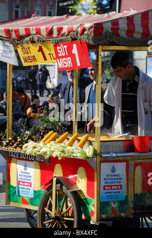 ISTANBUL, TÜRKEI. Eine Straße Verkäufer in Eminönü Bezirk Verkauf von gekochten Mais auf den Maiskolben und heißen Maroni. 2010. Stockfoto