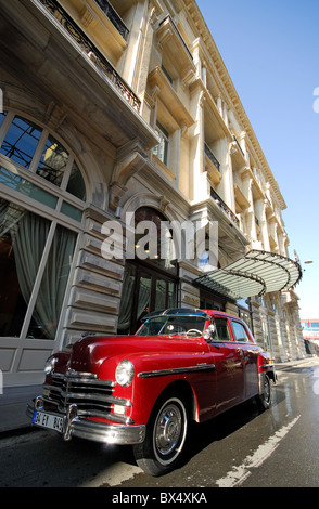 ISTANBUL, TÜRKEI. Das renovierte Pera Palas Hotel im Stadtteil Beyoglu, mit dem hoteleigenen klassische Plymouth außerhalb geparkt. 2010. Stockfoto