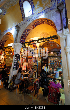 BASAR (KAPALI CARSI), ISTANBUL, TÜRKEI. Ein Café mit Geschäften hinter verkaufen Teppiche und andere Handwerke. 2010. Stockfoto