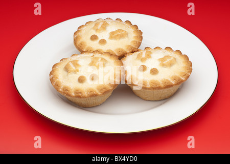 Drei Mince Pies auf einem weißen Teller Stockfoto