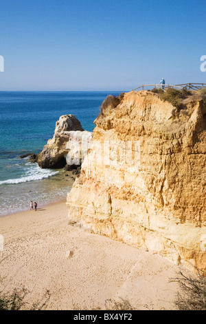 Klippen und Strand "Praia Dos Tres Castelos', Algarve, Portugal. Stockfoto