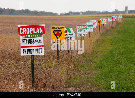 St. Nazianz, Wisconsin - Zeichen markieren verschiedene Sorten in einem Soja-Feld, einschließlich gentechnisch veränderte Pflanzen. Stockfoto