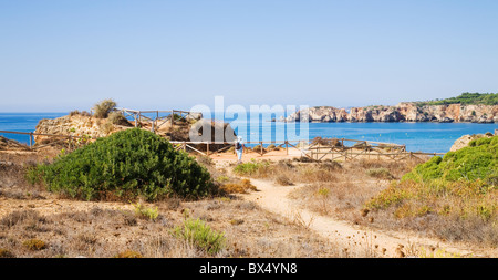 Ein Klippe oben Weg läuft entlang der Küste von "Praia da Rocha" bis "Praia do Vau" an der Algarve, Portugal. Stockfoto