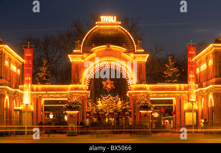 Kopenhagen - Eingang zum Vergnügungspark Tivoli und Lustgärten mitten in der Stadt bei Nacht Stockfoto