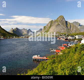 Landschaft über die Fischerei Dorf und Touristenattraktion Reine in Moskenes, Lofoten-Inseln, Nord-Norwegen Stockfoto