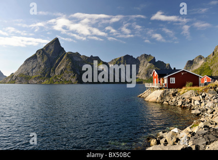 Rorbu, Fischerhütte am Meer. In der Nähe von Reine auf den Lofoten, Nord-Norwegen Stockfoto