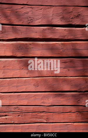 Alte Blockhauswand, bemalt mit roter Ockerfarbe, Finnland Stockfoto