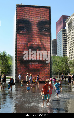 Die Crown Fountain neben South Michigan Avenue auf einem brillanten Sommertag im Millennium Park, Chicago, Illinois. Stockfoto