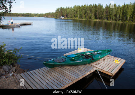 Wildnis-Systeme Ride 135 Sit on Top Kajak gestrandet auf einem Steg, Finnland Stockfoto