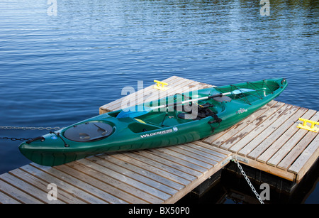 Wildnis-Systeme Ride 135 Sit on Top Kajak gestrandet auf einem Steg, Finnland Stockfoto