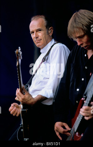 Francis Rossi Gitarrist der Band Status Quo auf der Bühne nach der Formel-1 Rennen in Silverstone. Stockfoto