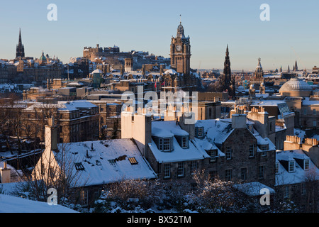 Edinburgh auf dem Dach im Schnee an einem kalten Wintermorgen mit dem Schloss hinter Stadtbild. Stockfoto