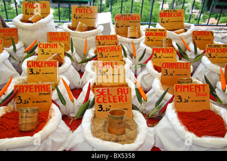 Bunte Gewürze zum Verkauf an einen französischen Markt in dem Dorf Moustiers-Sainte-Marie in der Provence-Region von Frankreich, Europa Stockfoto