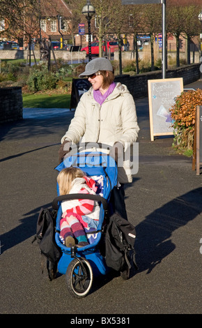 Mutter mit Kind im Kinderwagen (Phil & Teds) Stratford-nach-Avon, Vereinigtes Königreich Stockfoto