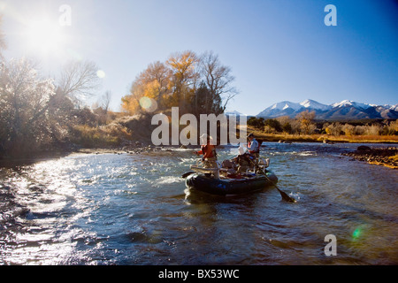 Ehepaar und professionellen Führer Fliegenfischen vom Boot auf dem Arkansas River, in der Nähe von Salida, Colorado, USA Stockfoto