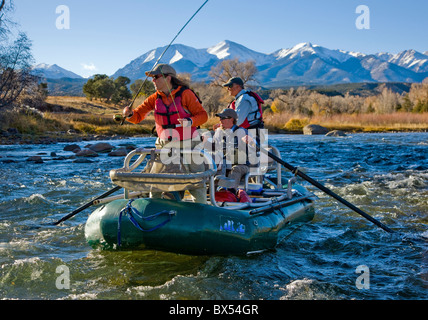 Ehepaar und professionellen Führer Fliegenfischen vom Boot auf dem Arkansas River, in der Nähe von Salida, Colorado, USA Stockfoto