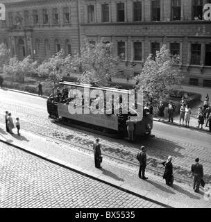 1947 in Prag. Communter Fahrt Cabrio Strom betriebene Straßenbahn. CTK Vintage Photo Stockfoto