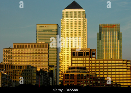 Die Gebäude des Canary Wharf bei Sonnenuntergang Stockfoto