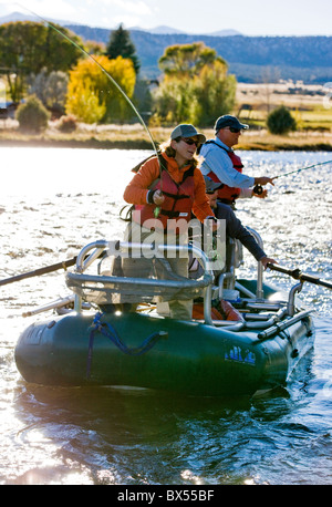 Ehepaar und professionellen Führer Fliegenfischen vom Boot auf dem Arkansas River, in der Nähe von Salida, Colorado, USA Stockfoto