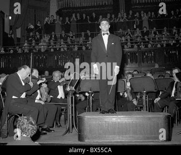 Italienischer Dirigent Roberto Benzi nach Durchführung der Tschechischen Philharmonie in Prag, Tschechoslowakei - 1958. (CTK Foto Jiri Rublic) Stockfoto